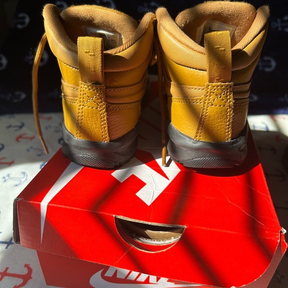 Nike Manola wheat boot boy Sz 7c Excellent Condition With Box - Picture 3 of 5